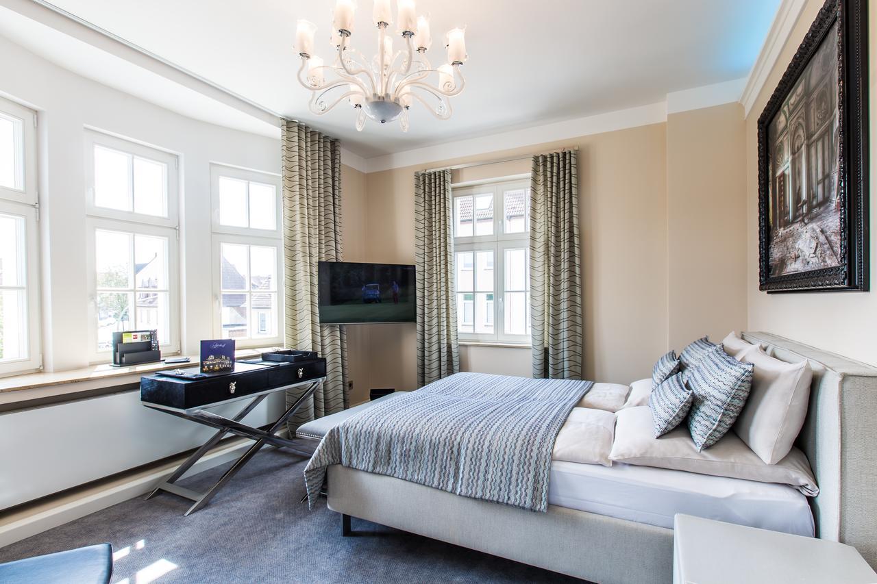 Executive Suite,614179645:JPEG